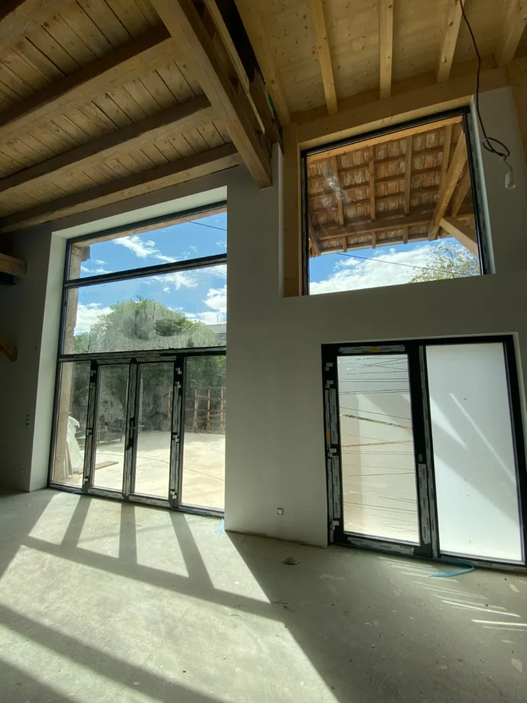 Baies vitrées sur mesure en rénovation&nbsp;: la signature Cèdre Bleu
