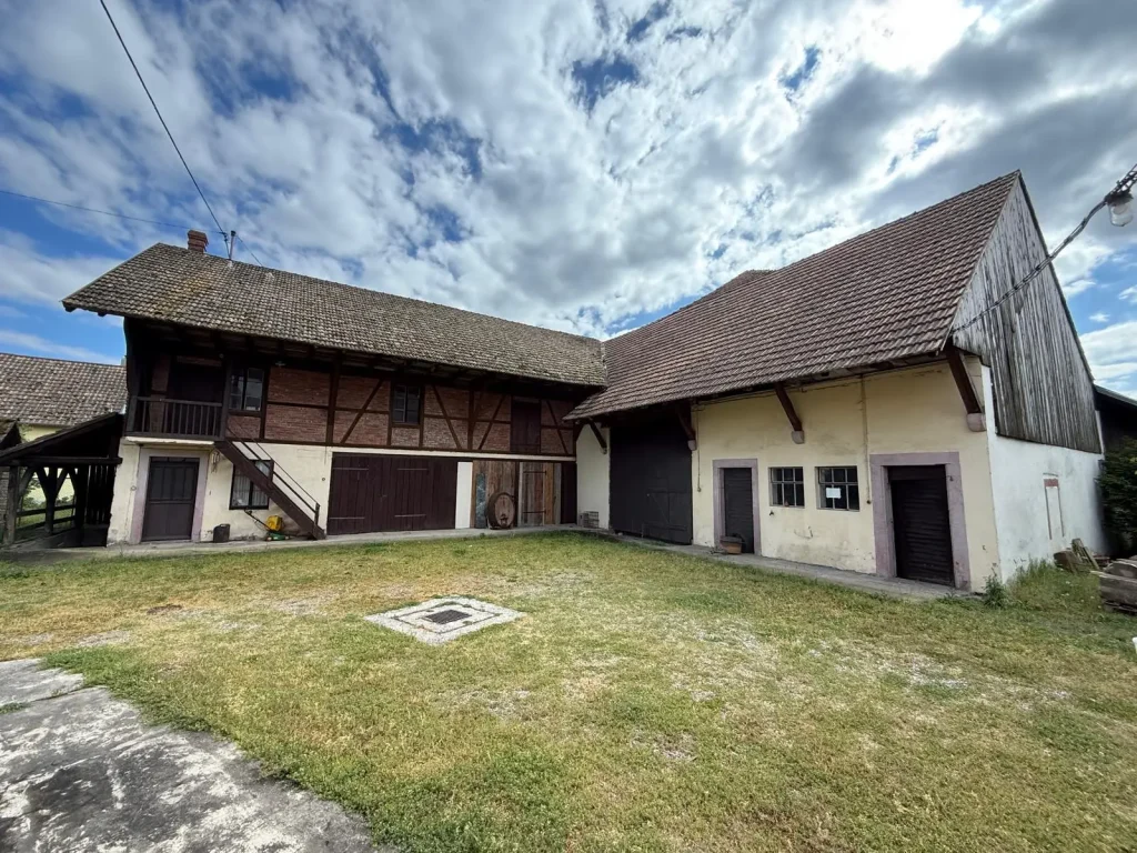 Ensemble de granges et corps de ferme à rénover – Weckolsheim (secteur Neuf-Brisach / Colmar)